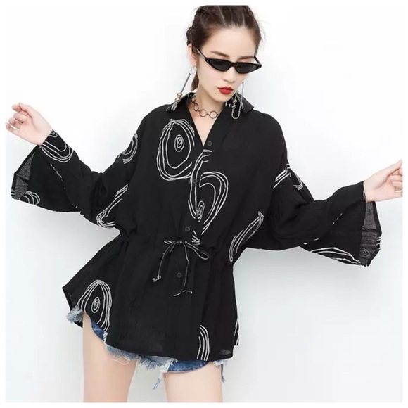Tops - 🌼 Black & White Swirl Cinch Tie Flowing Top